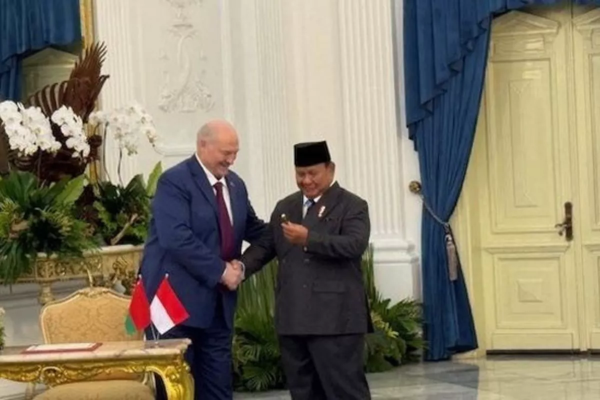Momen Presiden Belarus Beri Pulpen ke Prabowo Usai Isi Buku Tamu