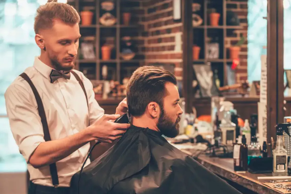 Panduan Waktu Potong Rambut yang Tepat demi Penampilan Pria Rapi