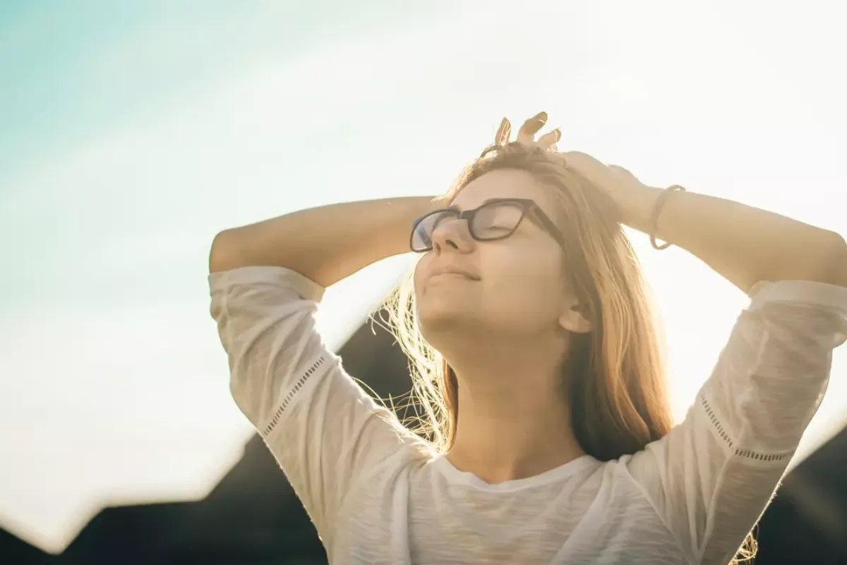 10 Ciri Kepribadian Introvert yang Sering Disalahartikan