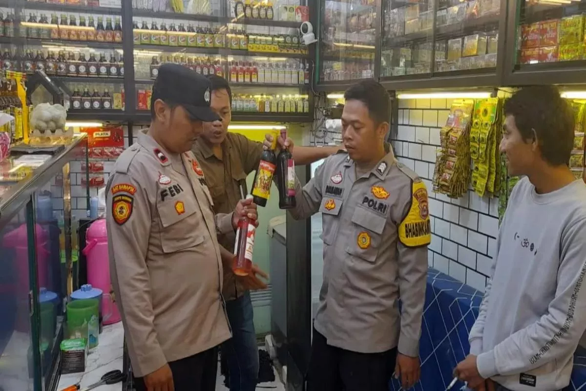 Polres Serang Razia Miras Ilegal di Cikeusal, Puluhan Botol Disita