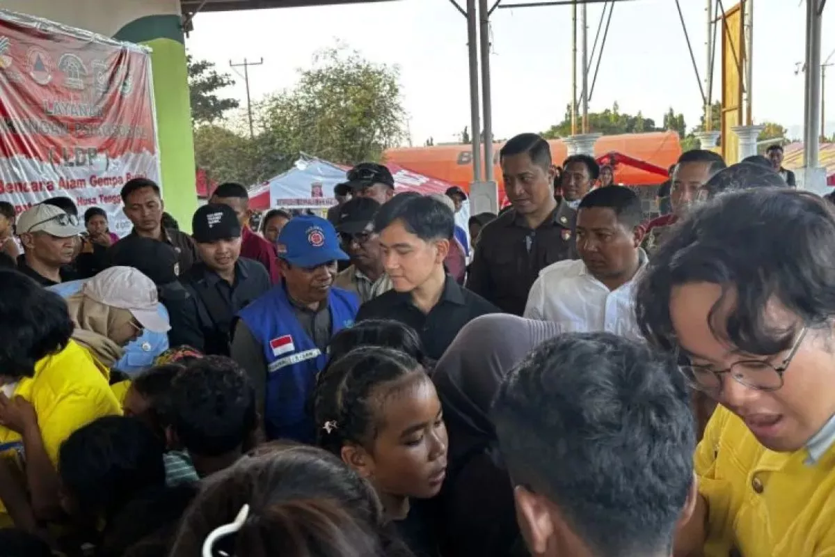 Aksi Gibran di NTT: Bantu Urus BPJS hingga Gendong Bayi Baru Lahir