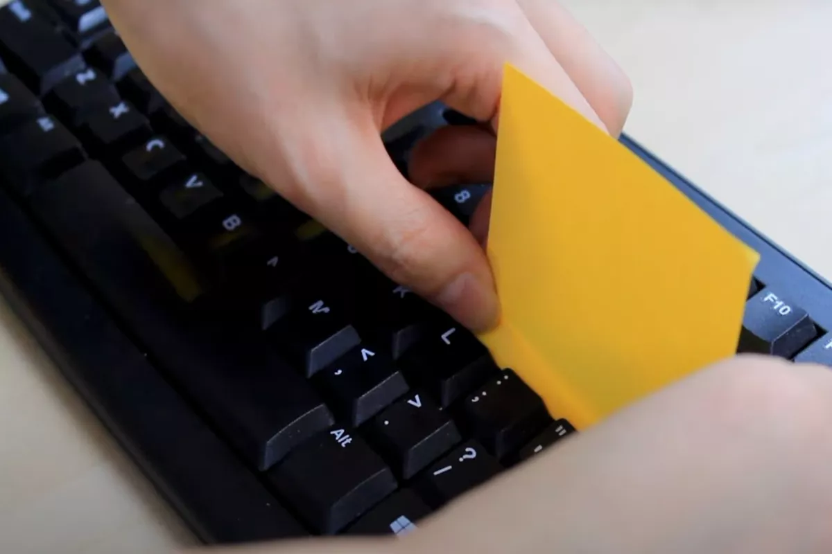 Cara Keyboard Bersih, Gunakan Sisi Lengket Sticky Notes Lebih Cepat 