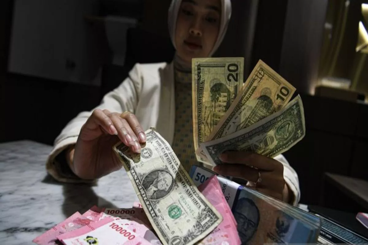Rupiah Berpeluang Sedikit Menguat Seiring Melemahnya Dolar AS Hari Ini
