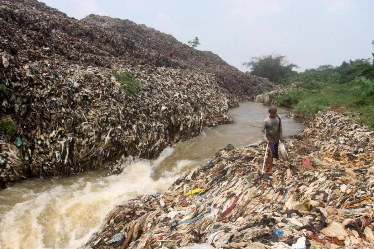 Sampah Longsor Jadi Biang Kerok Banjir Sawangan Cipayung