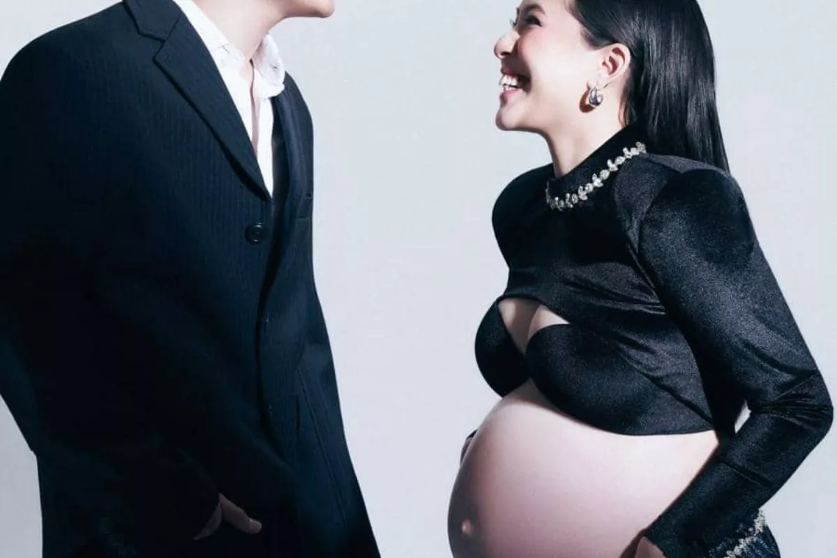 Ketahui 5 Gaya Adhisty Zara Saat Maternity Shoot Pakai Gaun Hitam Edgy