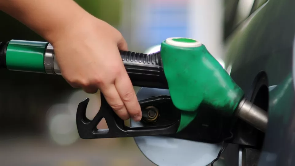 Solar Subsidi Dijual Rp6.800, Harga Asli Rp12.000 per Liter