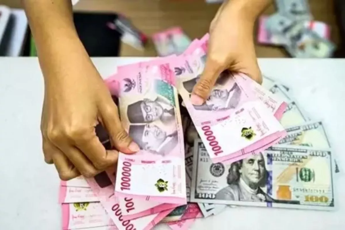 Ekspektasi Bunga The Fed Naik Bikin Kurs Rupiah Loyo ke Rp17.888 per Dolar