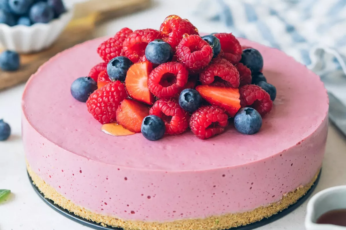 Cara Membuat Berry Mousse Cake yang Lembut ala Rumahan