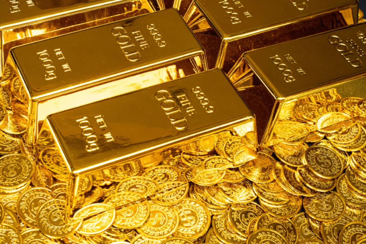 Harga Emas Dunia Turun 2 Persen, Tertekan Dolar dan Yield Obligasi AS