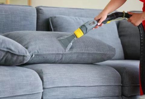 Panduan Cara Membersihkan Sofa Berdasarkan Jenis Bahan Kainnya