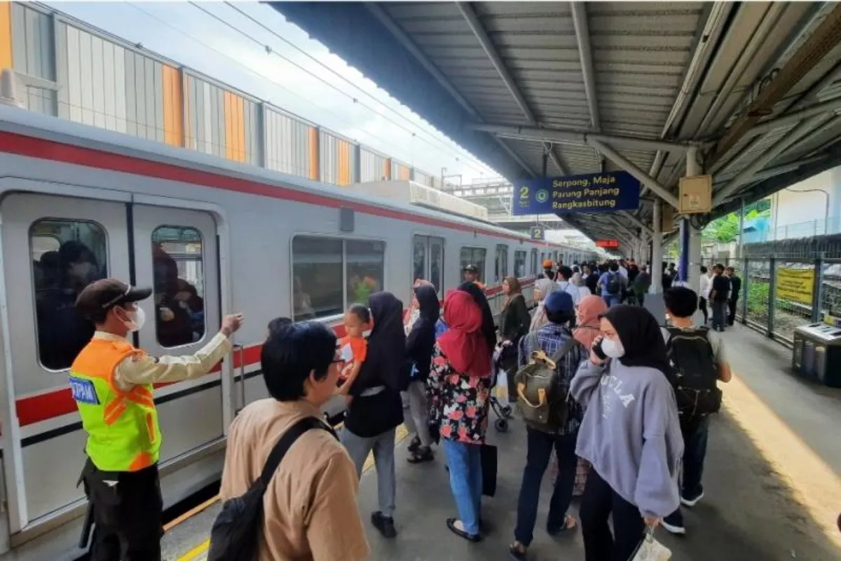 KAI Sebut Operasional KRL Bakal Berangsur Normal Siang Ini