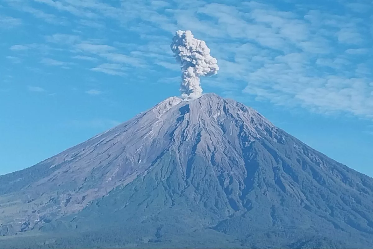 Daftar 5 Gunung Status Siaga Hari Ini dan Rekomendasinya