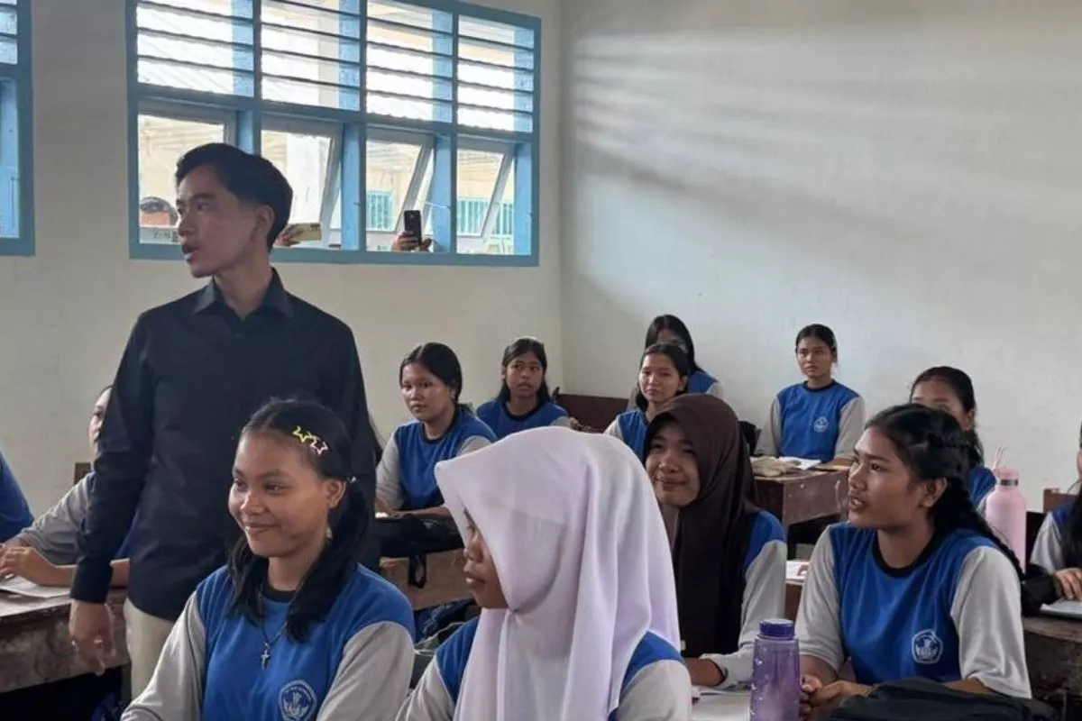 Wapres Gibran Kunjungi SMAN 1 Barus Pasca-Banjir, Beri Bantuan Laptop