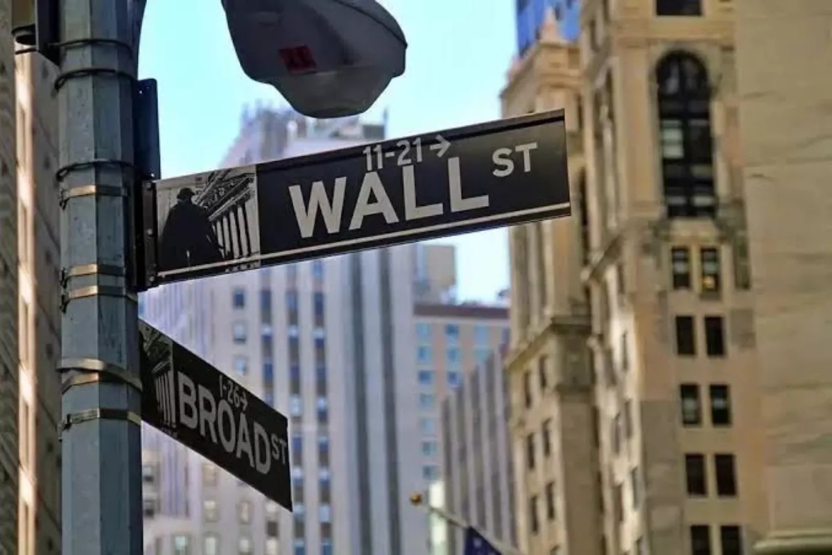 Wall Street Tumbang, Indeks Nasdaq Anjlok 2,15 Persen Akibat Beban AI