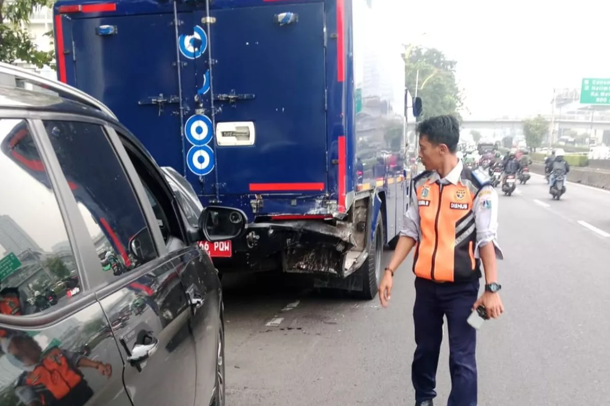 Dua Kecelakaan di MT Haryono Bikin Lalin Jakarta Senin Pagi Padat