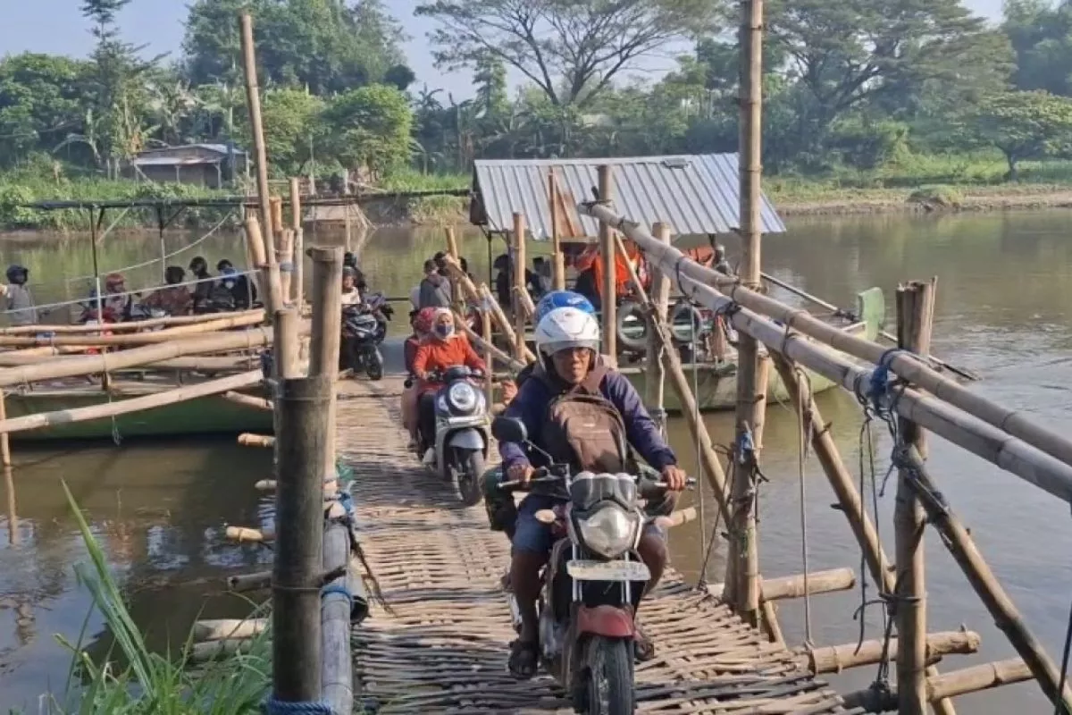 Jembatan Kaliombo I Disegel, Warga Serbu Perahu Tambang
