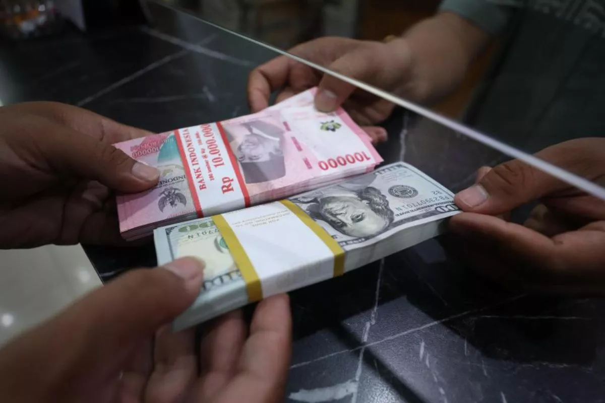 Rupiah Diproyeksi Loyo ke Rp18.030 per Dolar AS Hari Ini