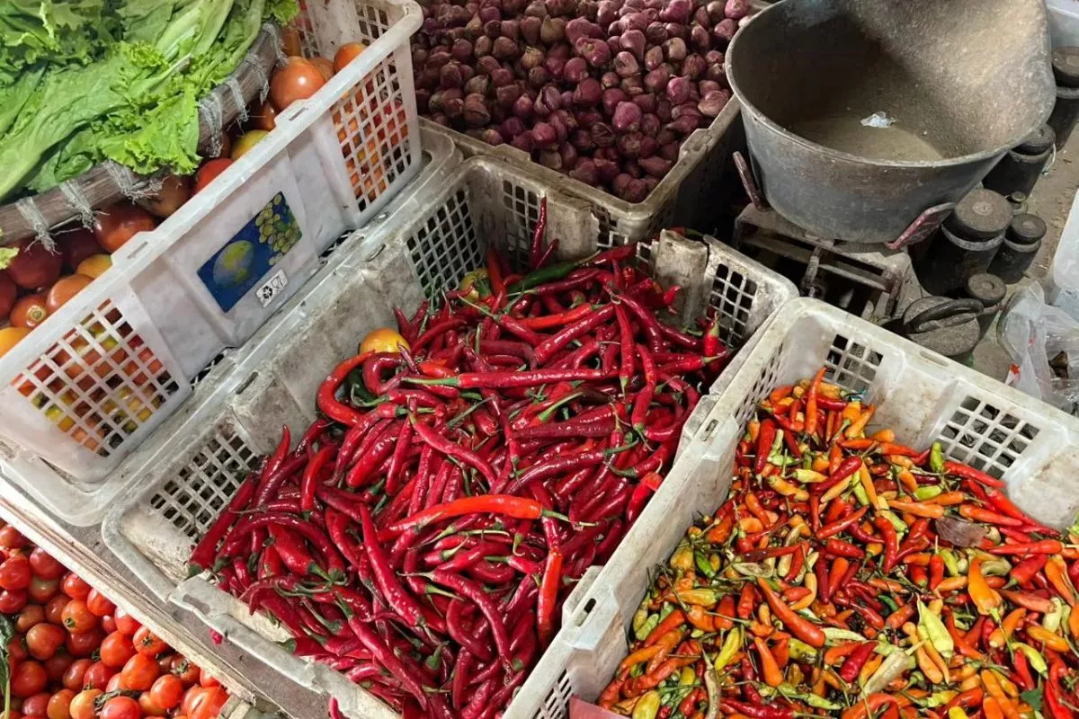 Rincian Harga Pangan Hari Ini: Bawang Turun, Cabai dan Telur Naik