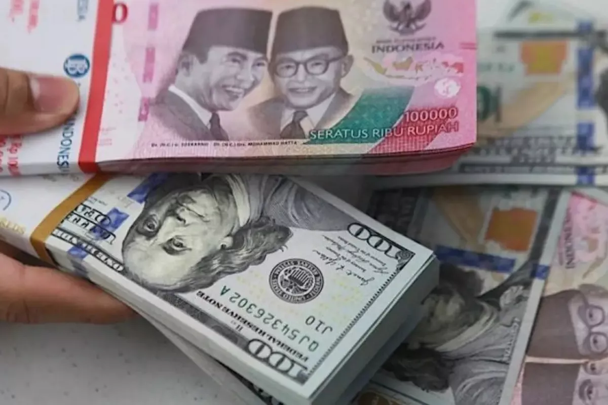 Fluktuasi Rupiah Makin Liar Akibat Lonjakan Harga Minyak Dunia