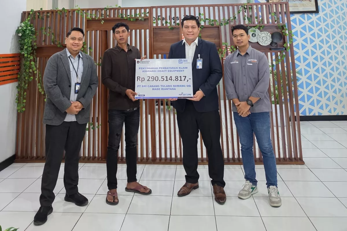 BRI Insurance Cairkan Klaim Alat Berat senilai Rp290 Juta Bagi Nasabah