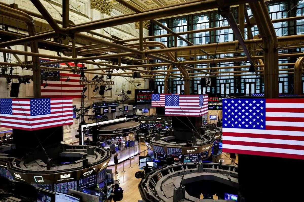 Wall Street Ditutup Turun, Investor Cermati Isu Iran dan Laporan Emiten