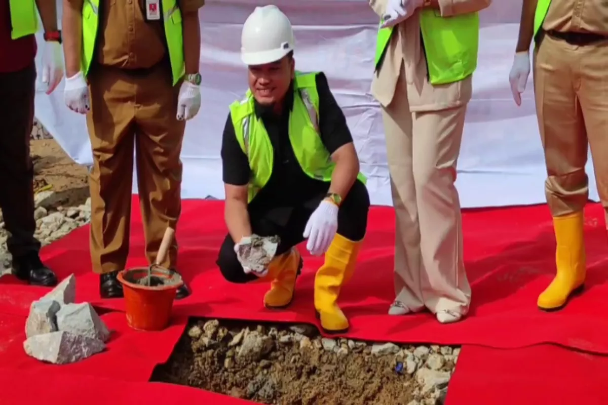 Robinsar Letakkan Batu Pertama Proyek Perpustakaan Daerah Cilegon