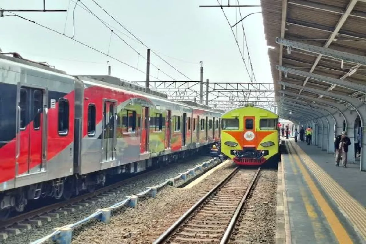 KRL Buatan INKA Mengalami Anjlok Di Stasiun Kota Perjalanan Terganggu