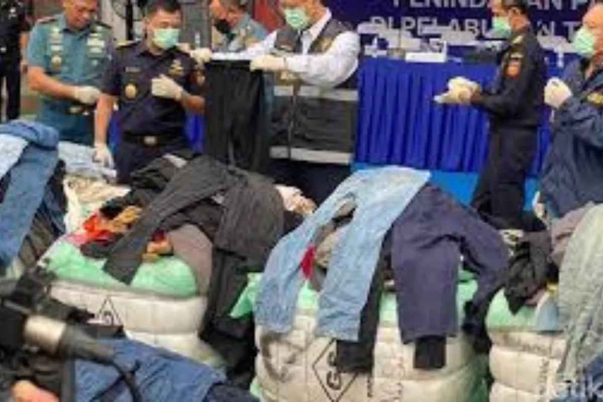 Pemerintah Amankan 43 Kontainer Pakaian Bekas Ilegal