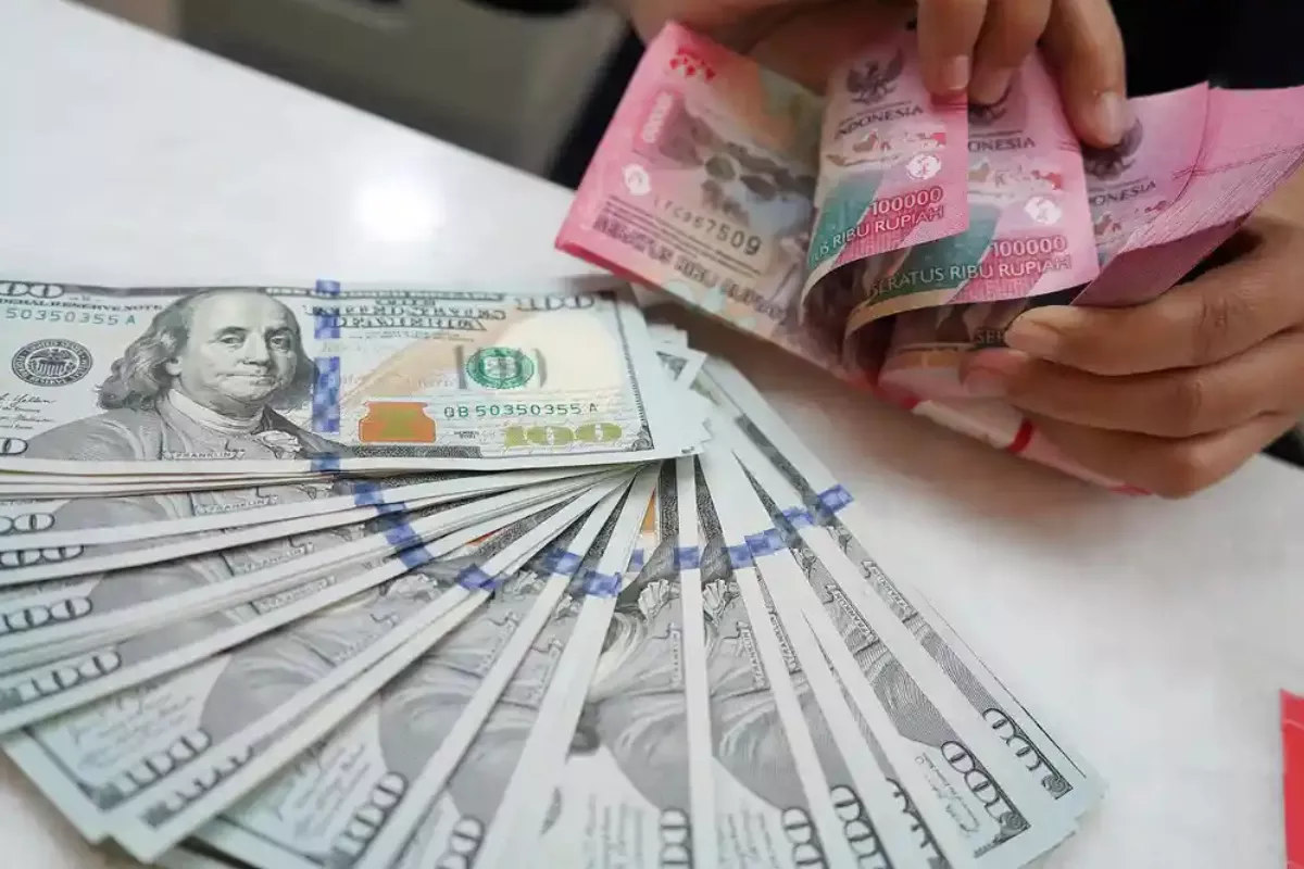 Rupiah Hari Ini Diproyeksi Fluktuatif dan Melemah terhadap Dolar AS