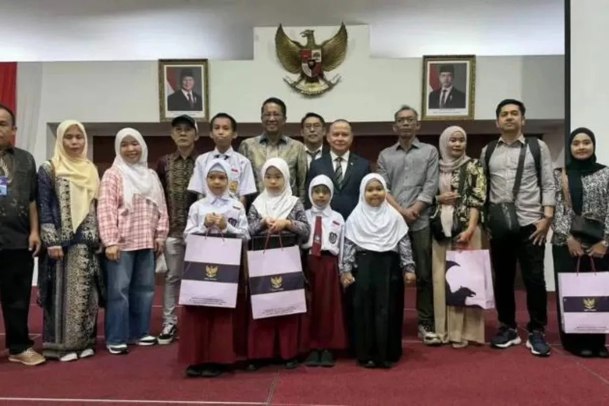 Menteri P2MI Serahkan Bantuan Pendidikan untuk Anak PMI di Malaysia