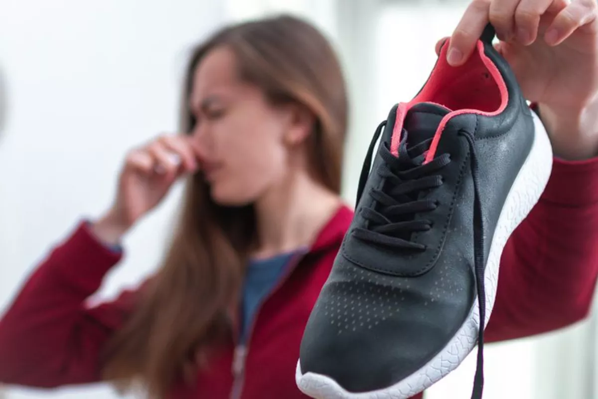 Cara Menghilangkan Bau Tidak Sedap di Sepatu dengan Bahan Rumahan