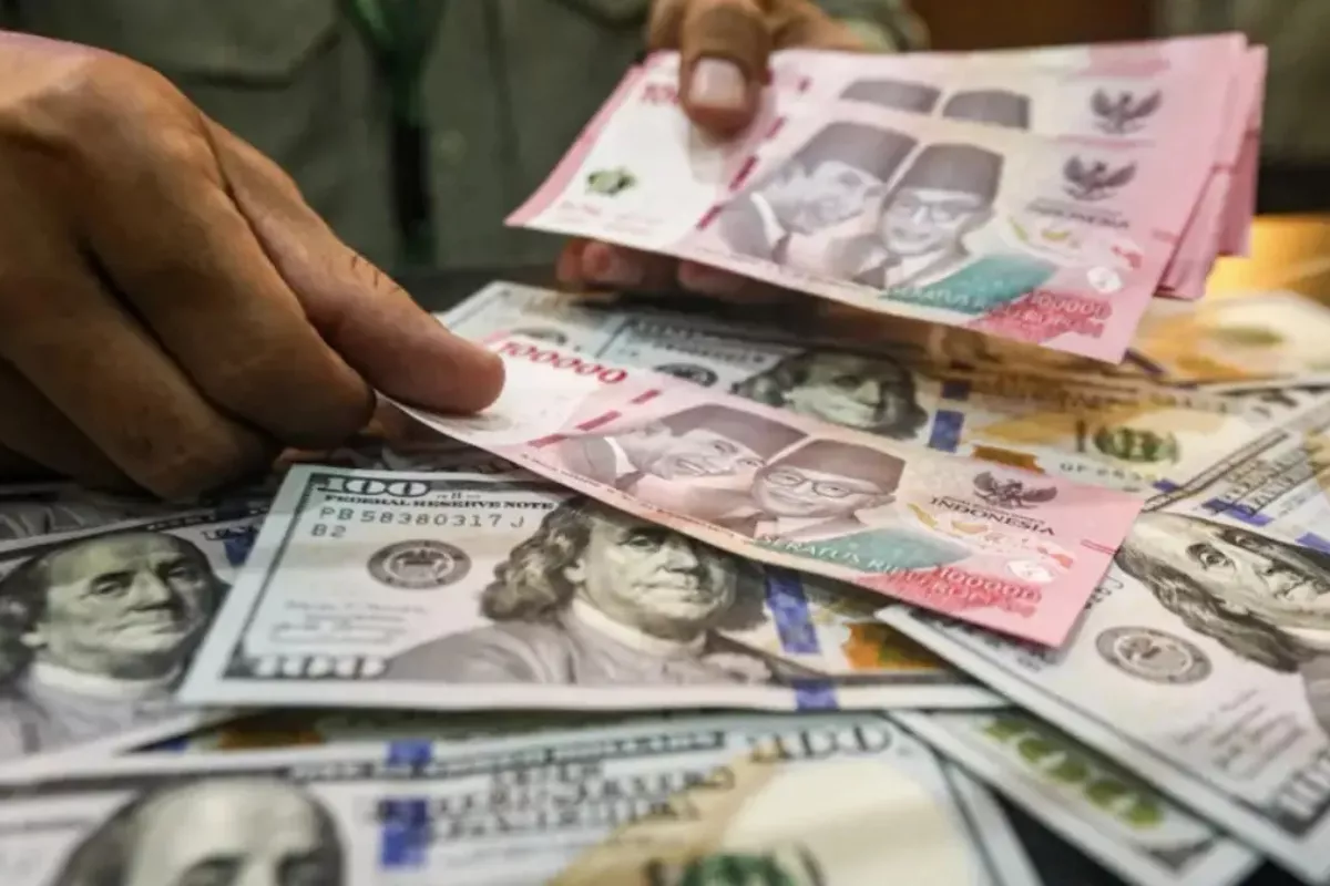 Rupiah Melemah ke Rp18.009 Dipicu Potensi Kenaikan Suku Bunga Fed