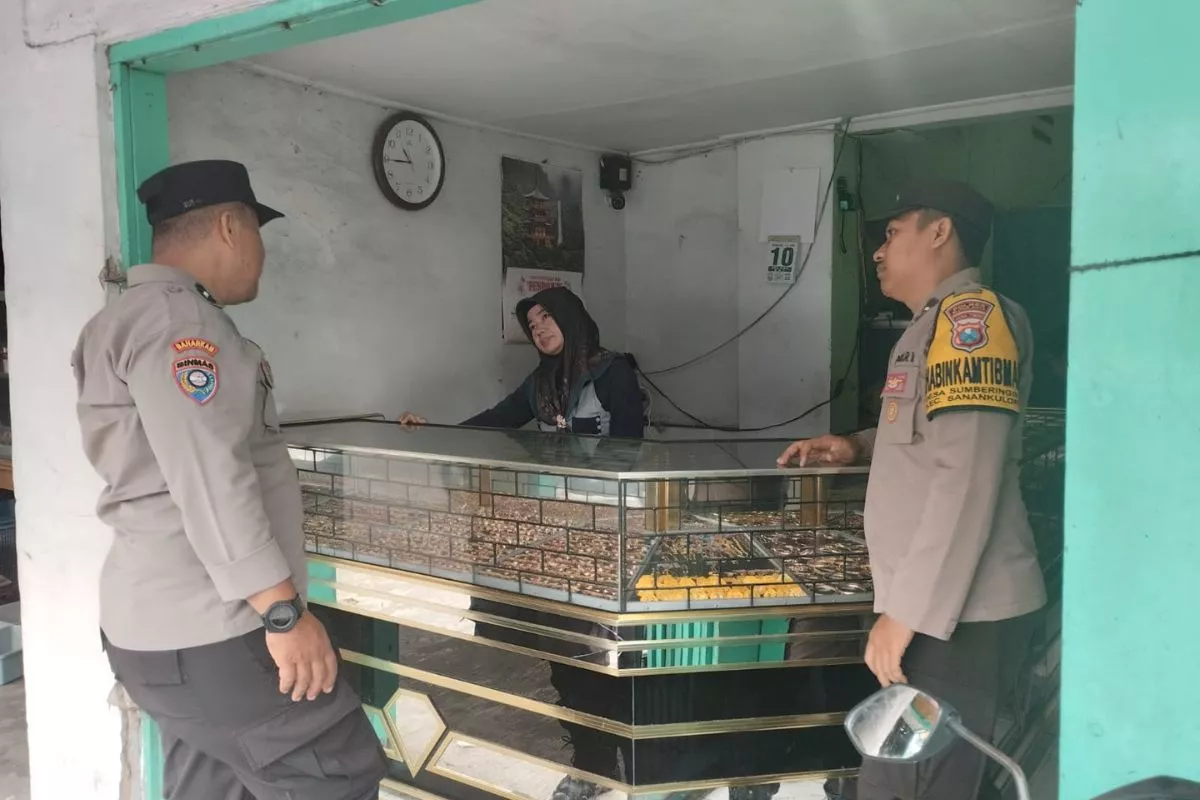 Cegah Kriminalitas, Polsek Sanankulon Patroli Kios Emas Pasar Sumberingin