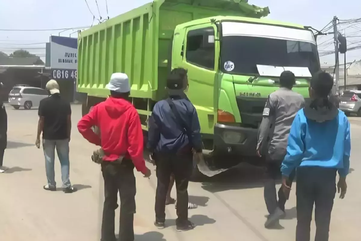 Warga Adang Truk Tambang yang Melanggar Jam Operasional di Tangerang