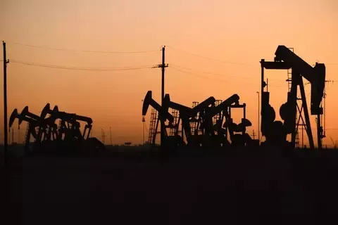Harga Minyak Dunia Naik US$ 95.50: Volatilitas Energi Global 2026