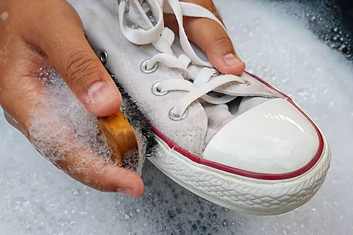 Cara Mencuci Sepatu Kanvas Putih Tanpa Efek Menguning