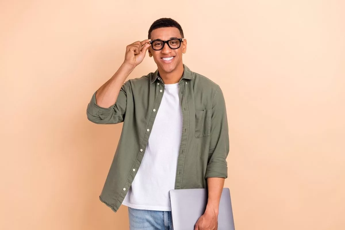 Rekomendasi Warna Baju yang Cocok untuk Pemilik Kulit Gelap dan Elegan