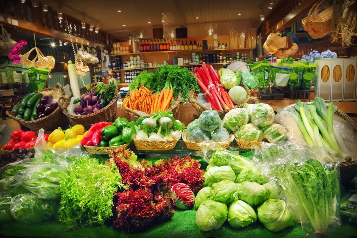 Harga Sayur Naik, Warteg Bertahan di Tengah Kemarau Panjang