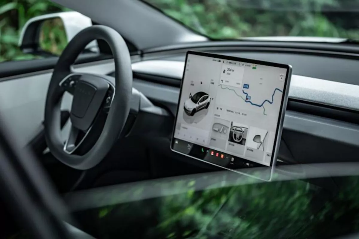 Tesla Gulirkan Perangkat Lunak Full Self-Driving Supervised V14