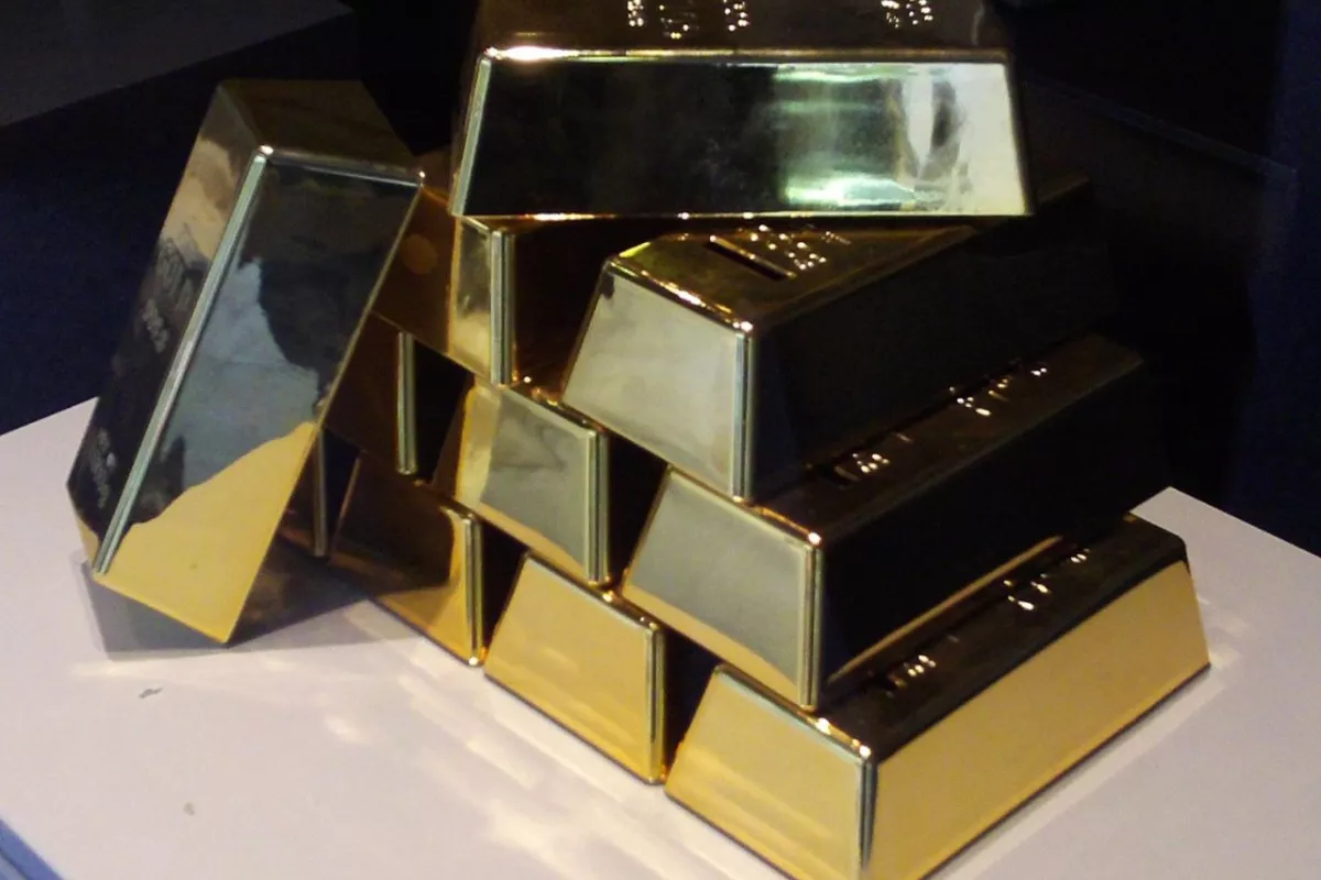 Harga Emas Menguat Pasca Minyak Anjlok, Pasar Menantikan Bunga The Fed