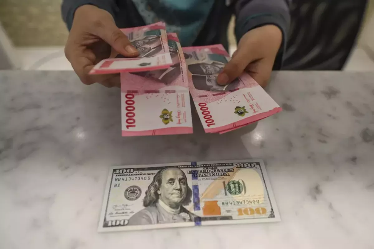 Nilai Tukar Rupiah Hari Ini Anjlok Menuju Rp18.000 per Dolar AS
