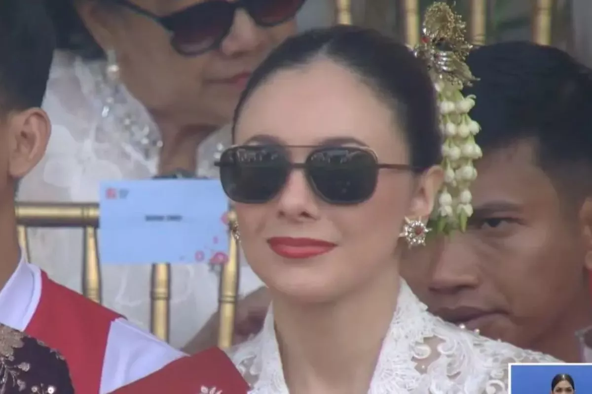 Gaya Wulan Guritno Pakai Kebaya Putih saat Upacara HUT ke-81 RI