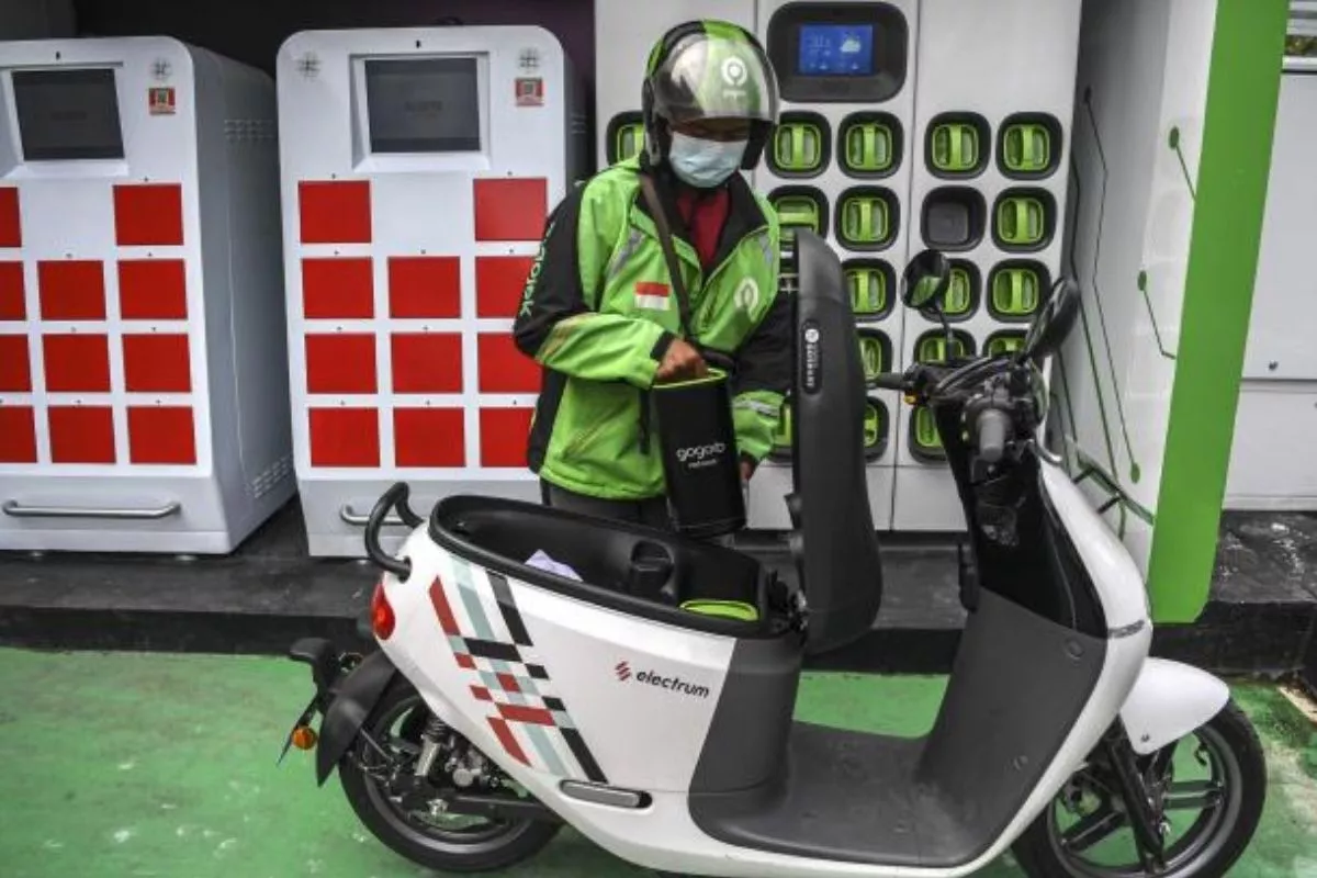 Canggih! Tukar Baterai Motor Listrik Kini Hanya Butuh 3 Menit