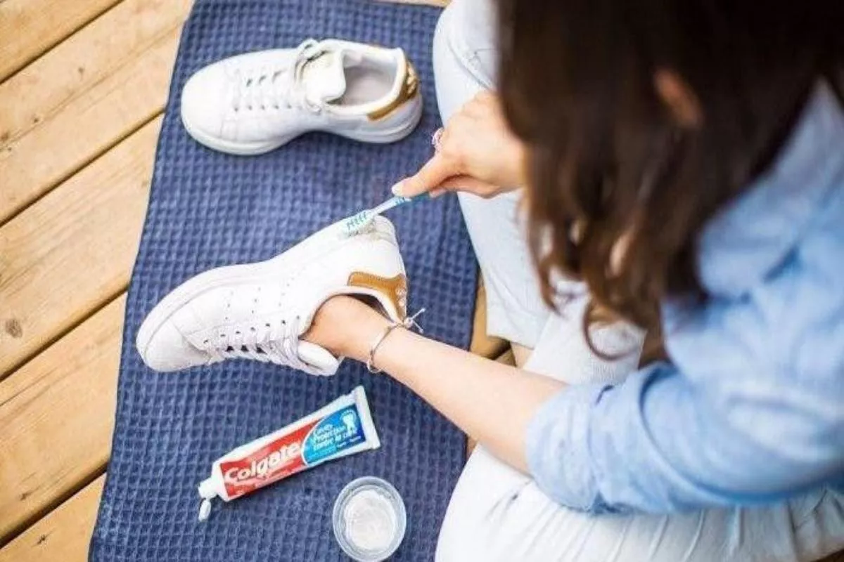 Cara Membersihkan Sepatu Putih Agar Kembali Seperti Baru Lagi