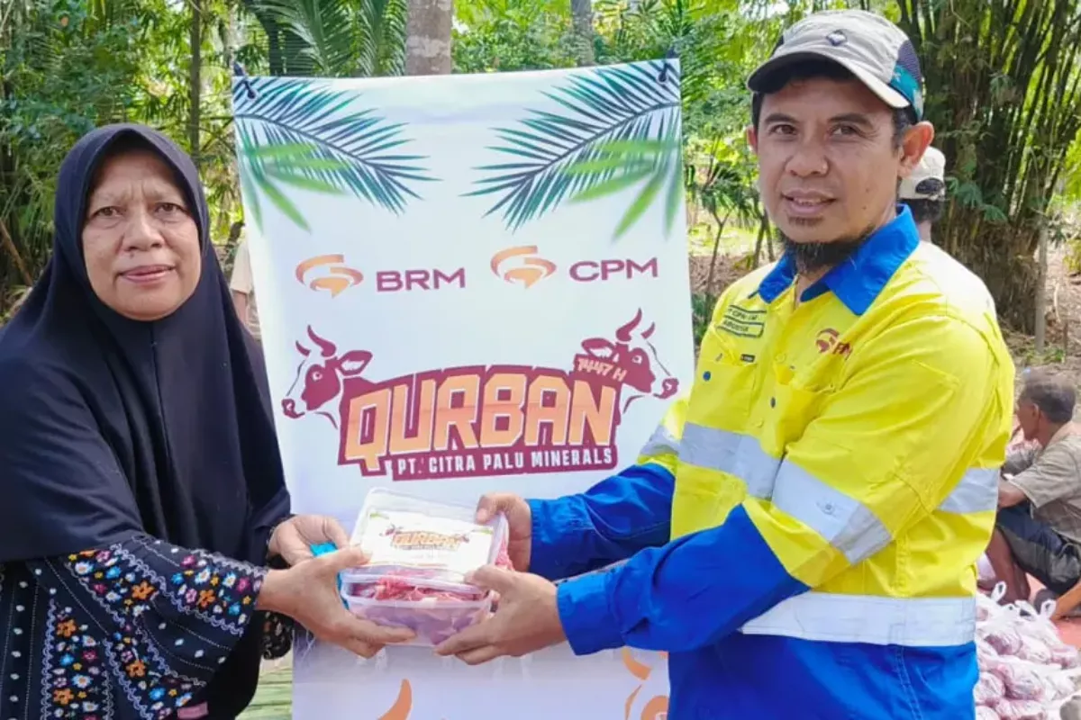 PT CPM Bagikan 45 Sapi Kurban kepada Warga Mantikulore
