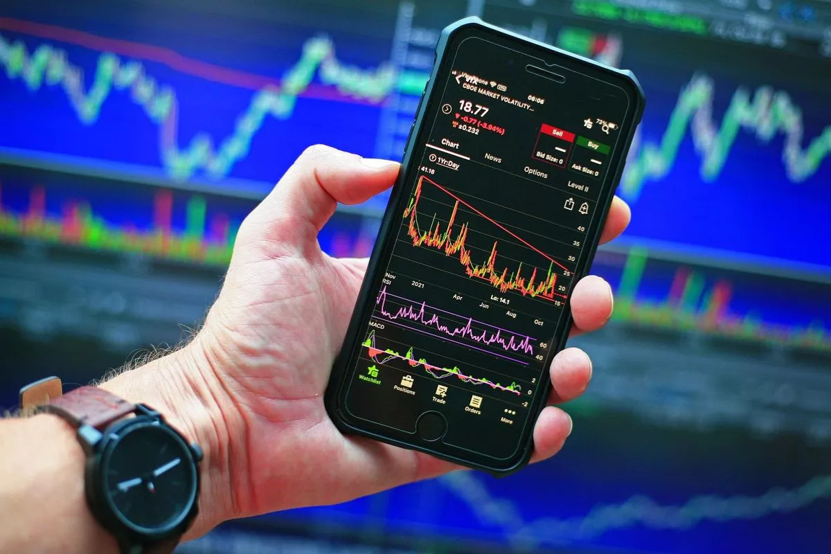 Daftar Saham Terbaru Indeks KOMPAS100 dan Rekomendasi Analis Hari Ini