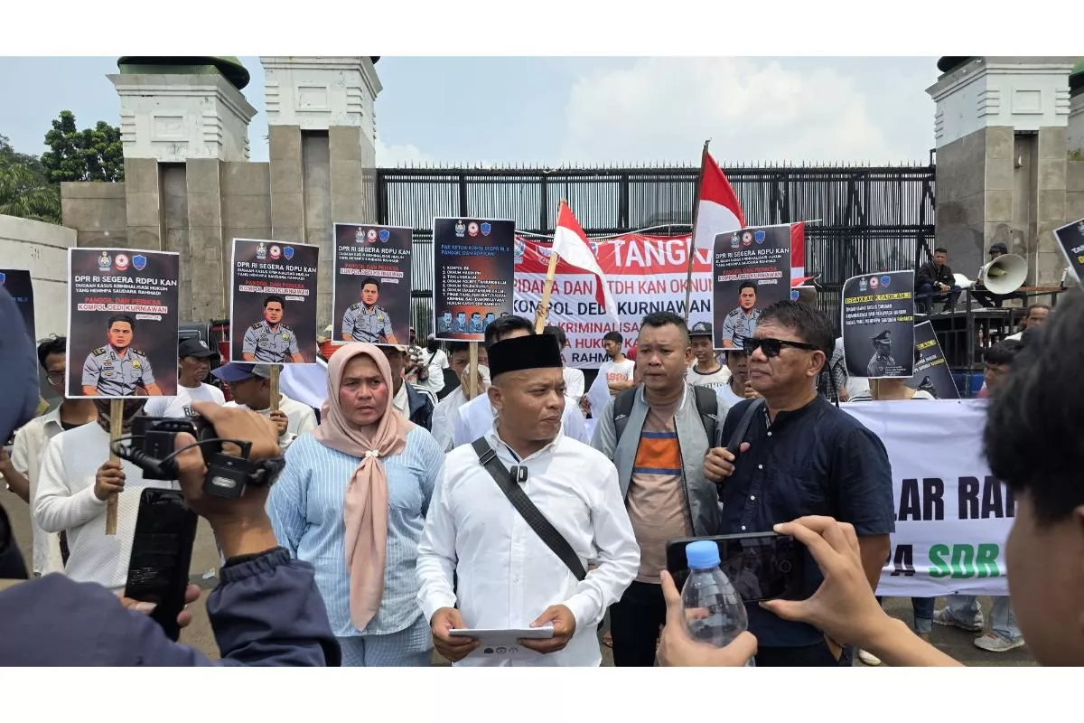 Massa Desak Pemeriksaan Kompol DK Terkait Dugaan Rekayasa Kasus
