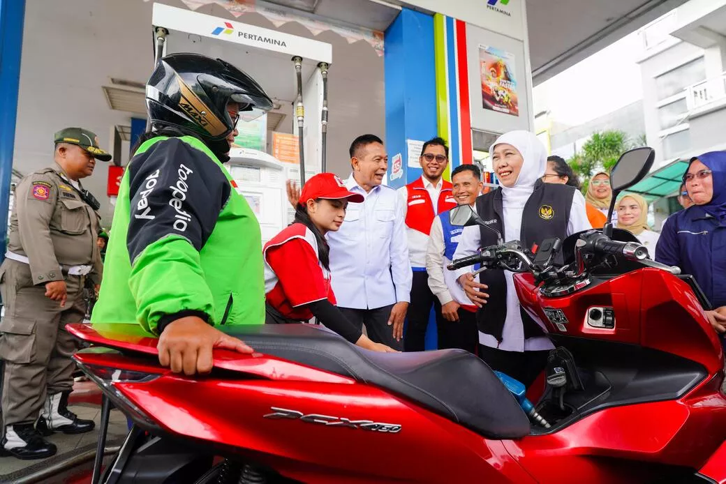 Khofifah Salurkan BBM Gratis dan Sembako Bagi Ojol Perempuan Malang