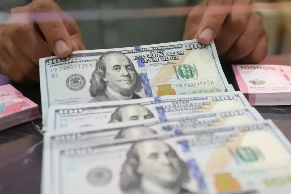 Rupiah Diprediksi Fluktuatif dan Tertekan Sentimen Global Hari Ini