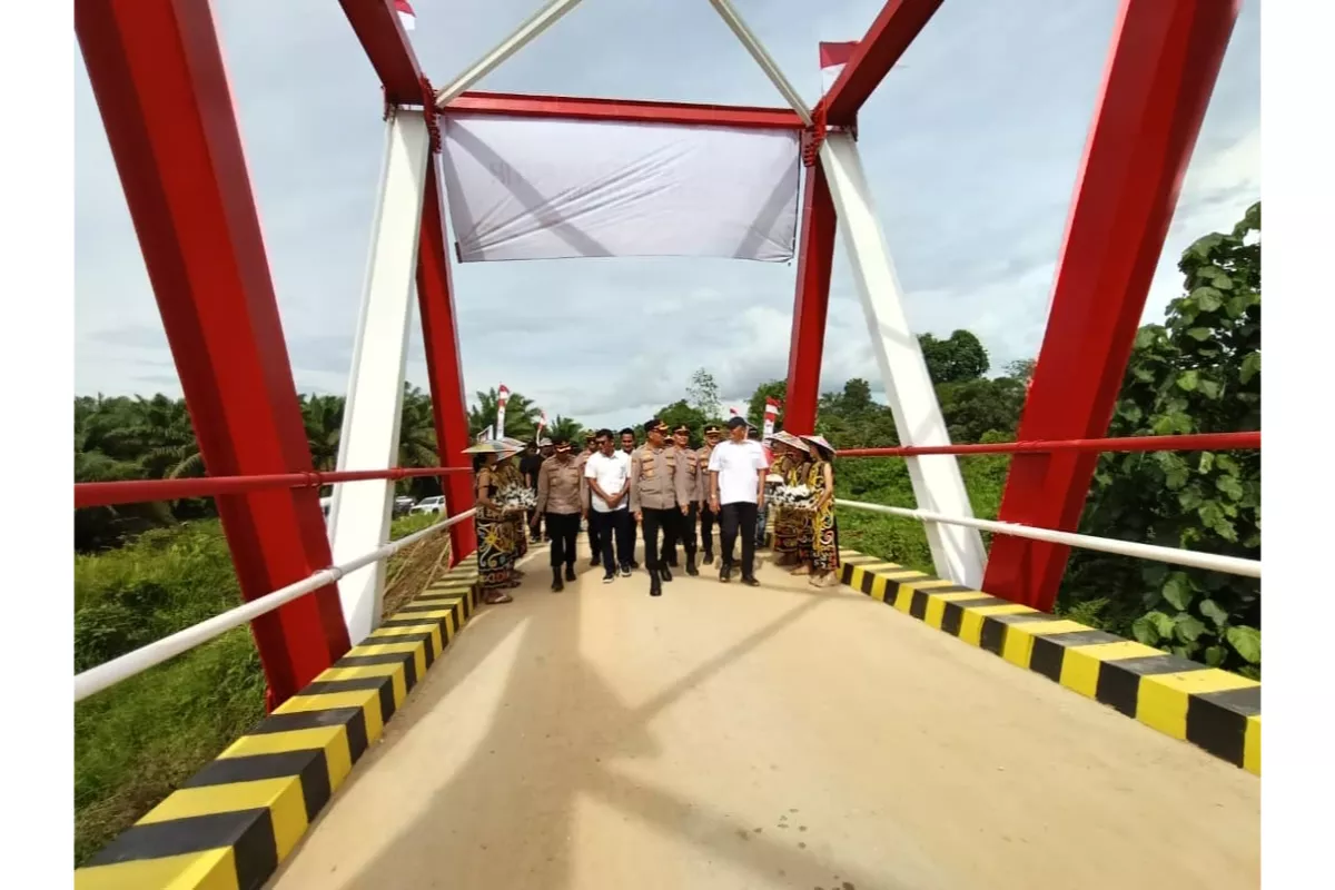 Sinergi Polri dan Perusahaan Jaga Infrastruktur Jembatan di Telen